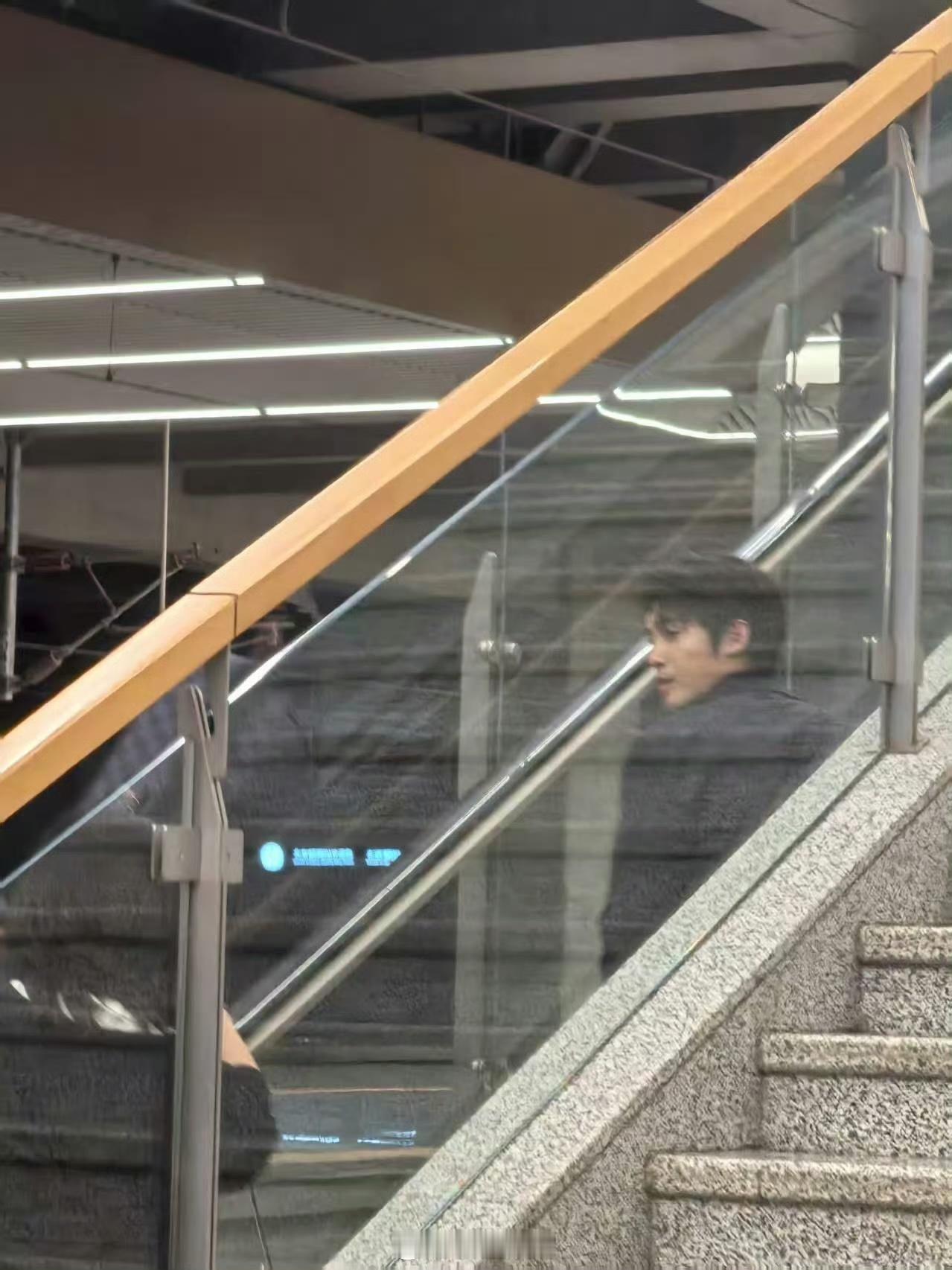 网友在沈阳高铁偶遇于适，啊啊啊好羡慕！！！ ​​​