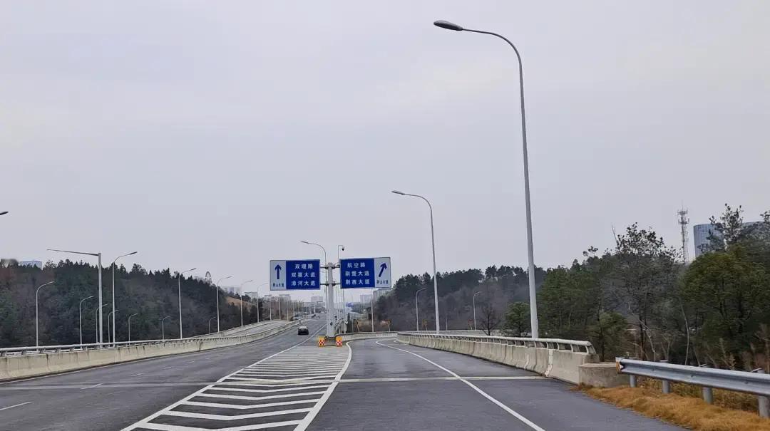 荆门的朋友们注意啦！今天早上12月21日，航空路和荆山大道那个互通立交的B和D两