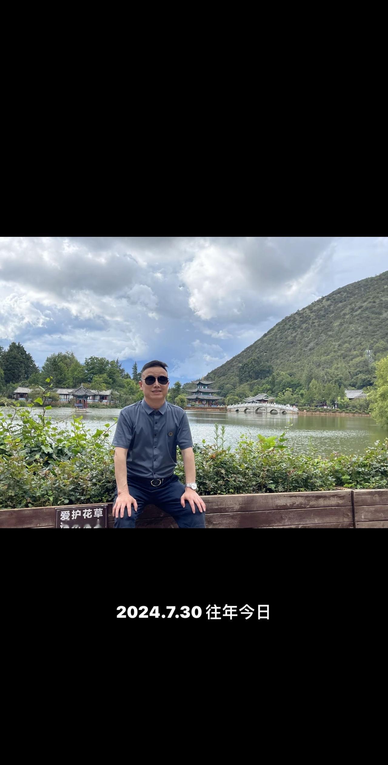 故地重游·云南丽江·黑龙潭公园里远望纳西族东巴·玉龙雪山景区