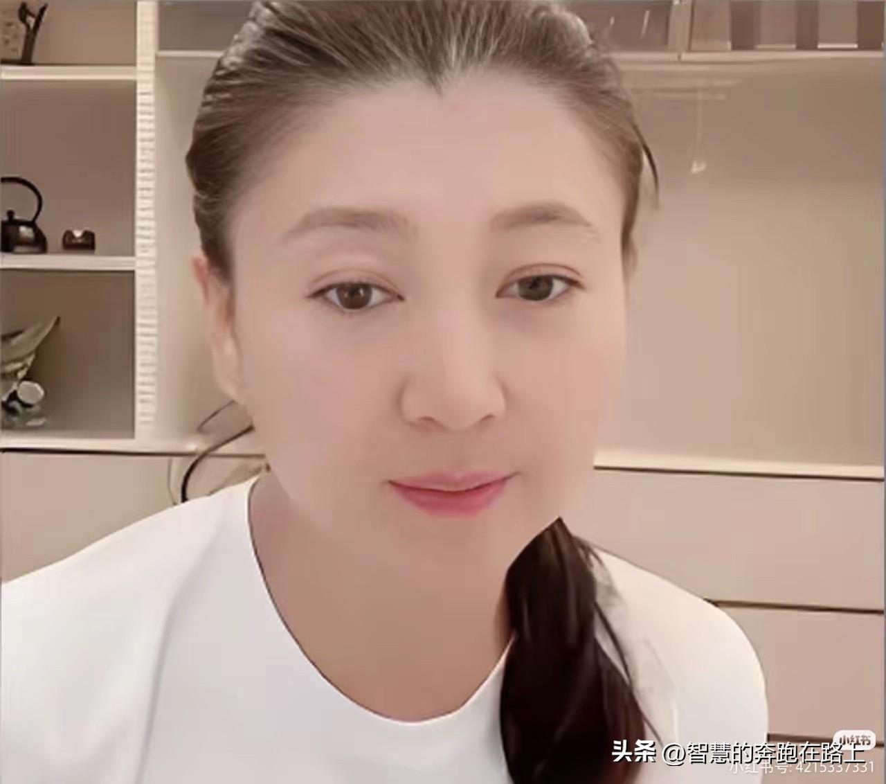 闫学晶终究要对着全网认领“酸黄瓜”标签的网友低头致歉，可这场由凡尔赛卖惨引爆的风