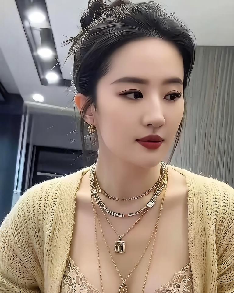 看着这张脸，真的忍不住感叹：都快四十岁的刘亦菲，怎么一点岁月痕迹都没有？皮肤紧致