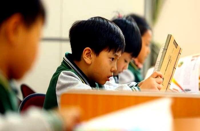 给孩子办入学，桌上摊开那厚厚一沓子证明材料的场景，可能真要翻篇了。
教育部那个“