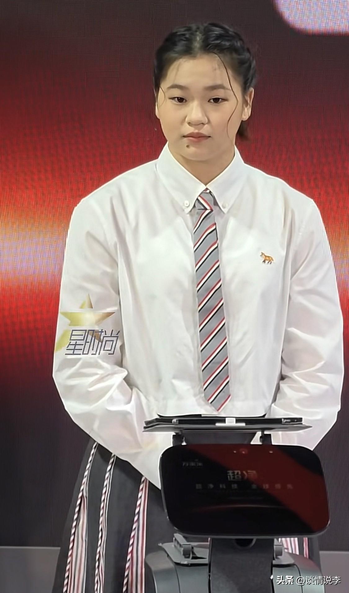 全红婵白衬衫配裙子造型亮相！

美炸了！

上海AWE展会上，婵宝作为万家乐的代