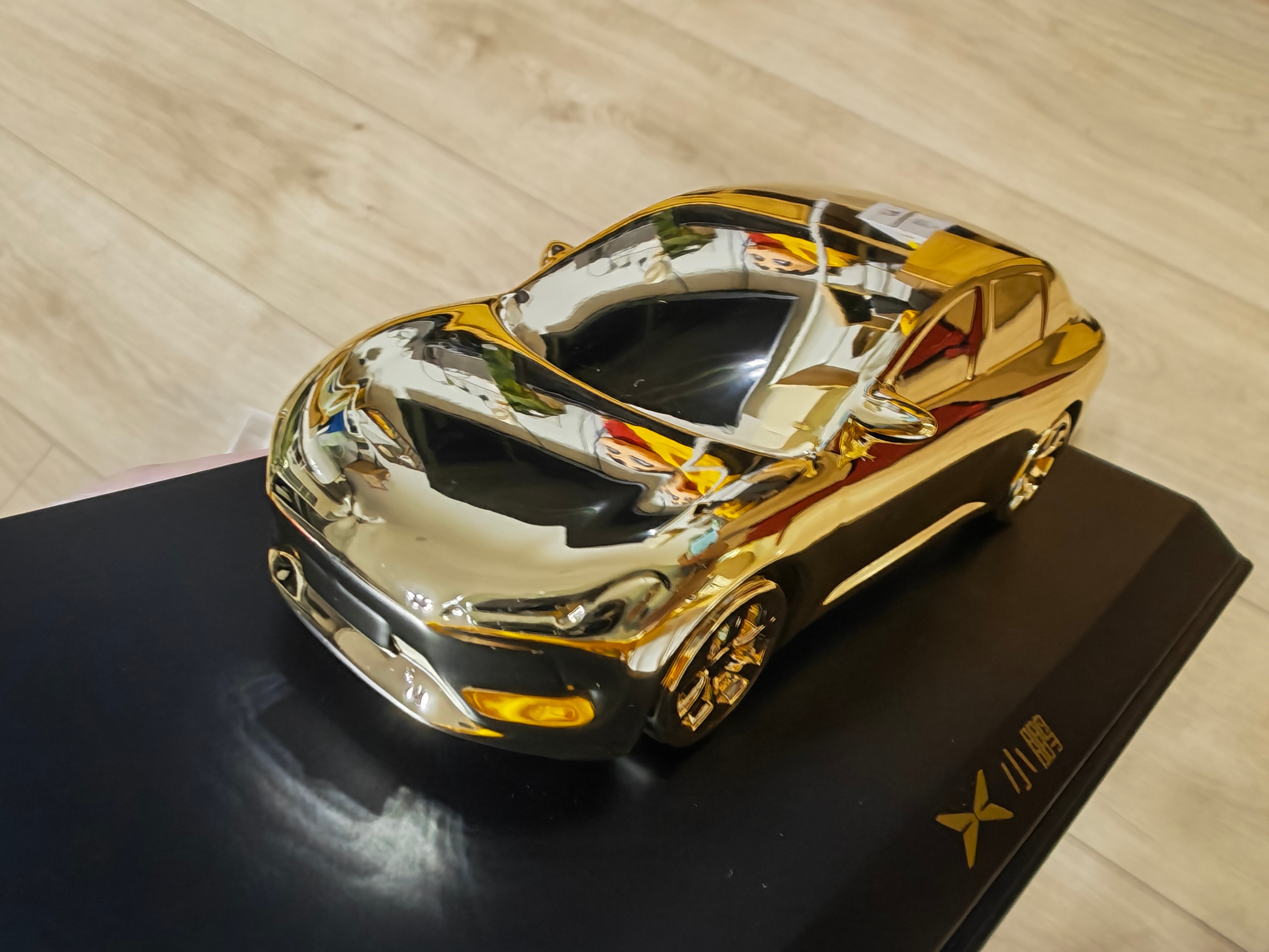 排面呀！收到了小鹏官方寄的金车模作为小鹏MONA M03的车主，车子已经开了一年