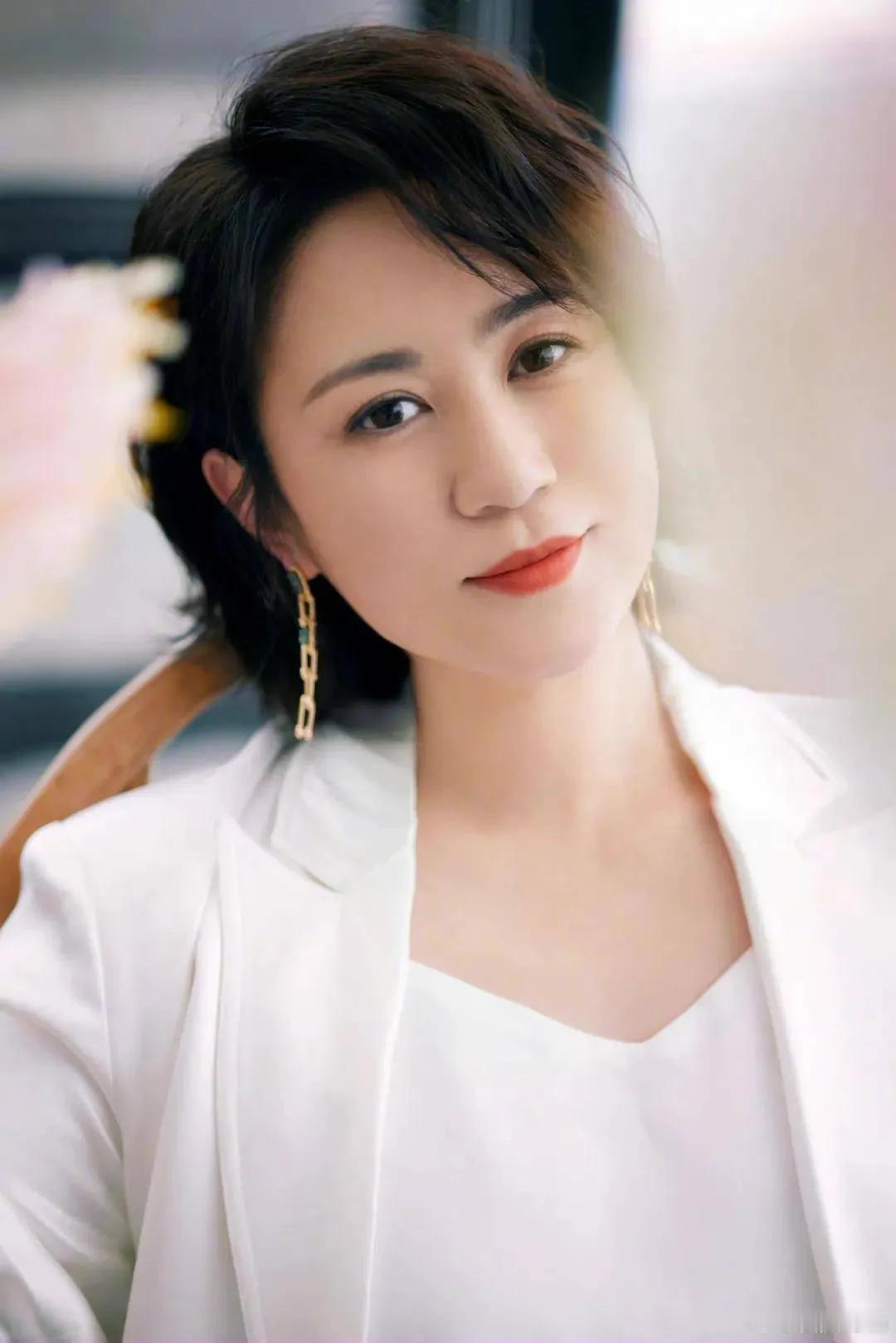 演员马丽:我是单亲家庭，我八岁的时候我爸妈离婚了，我现在的爸爸，也就是我的继父对