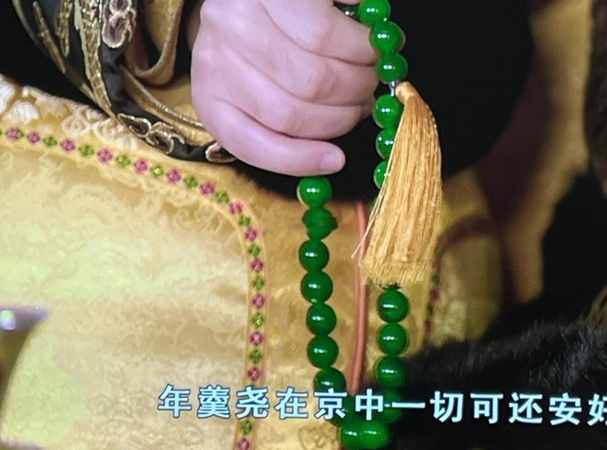 和胖橘同款剧中有人说是翡翠，有人说是和田玉。要我说，估计是道具，不一定是玉呢。 