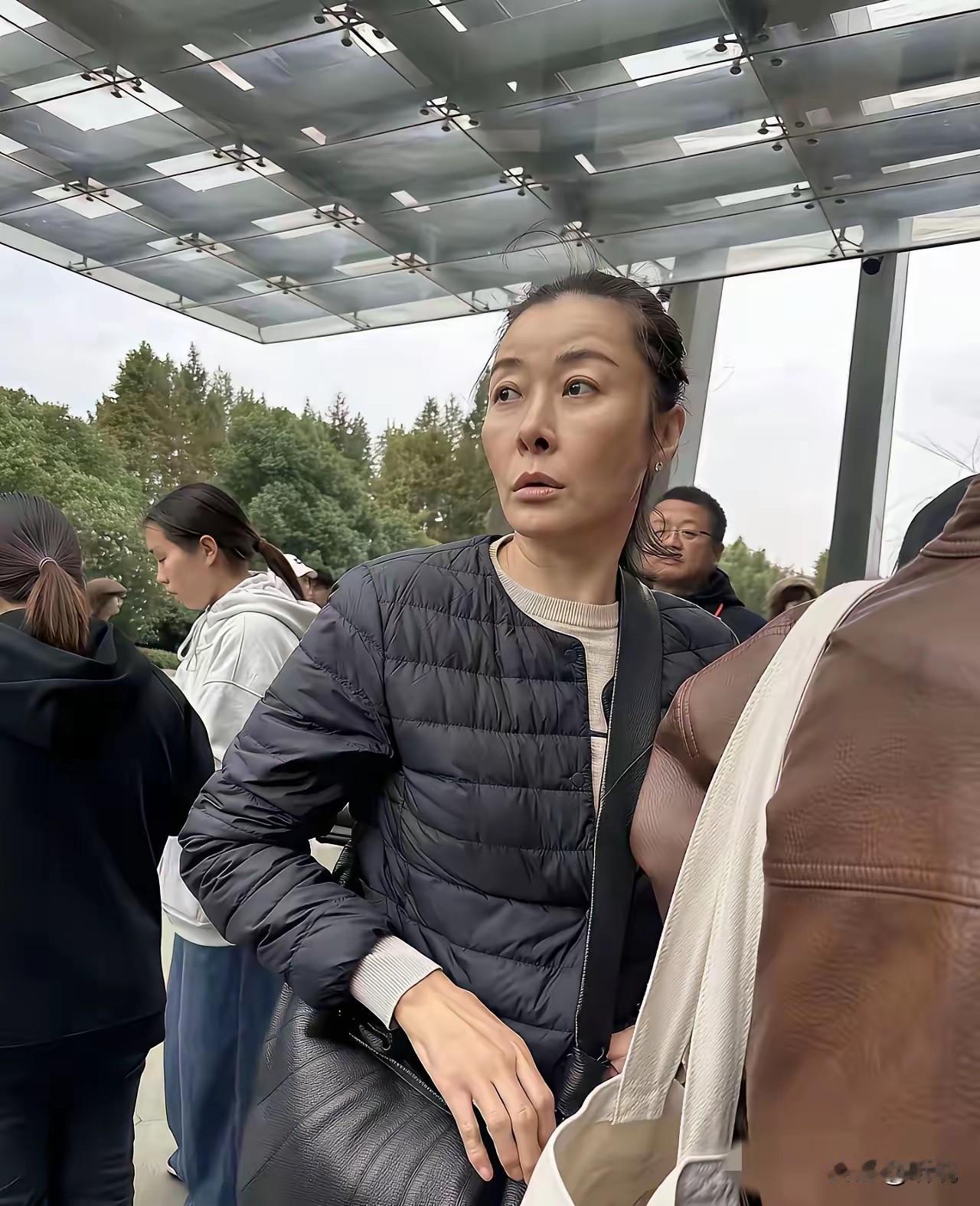 差点没认出来，电视里那么漂亮，原来现实中跟普通人也没两样…