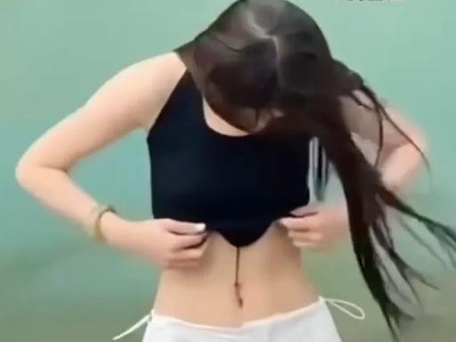 太吓人了！6月4日报道，云南，一女子在景区露腰拍照，低头时，发现肚脐上趴着一只蚂