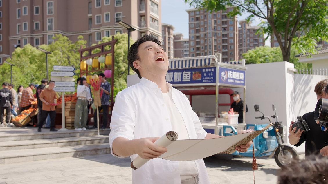 被雷佳音的拍摄现场狠狠圈粉！淡蓝色休闲装的他清新俊逸，淡米色西装造型更是儒雅迷人