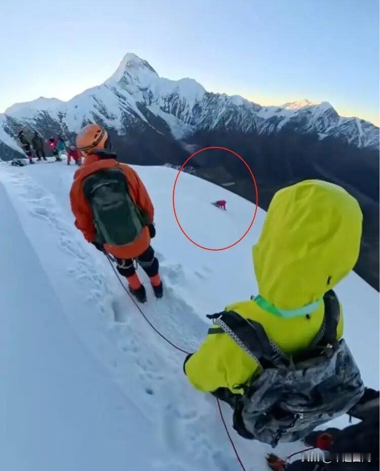 央视新闻专门出了一期内容，再三强调，外出旅行时拍照要小心，这不各种危险拍照出的事