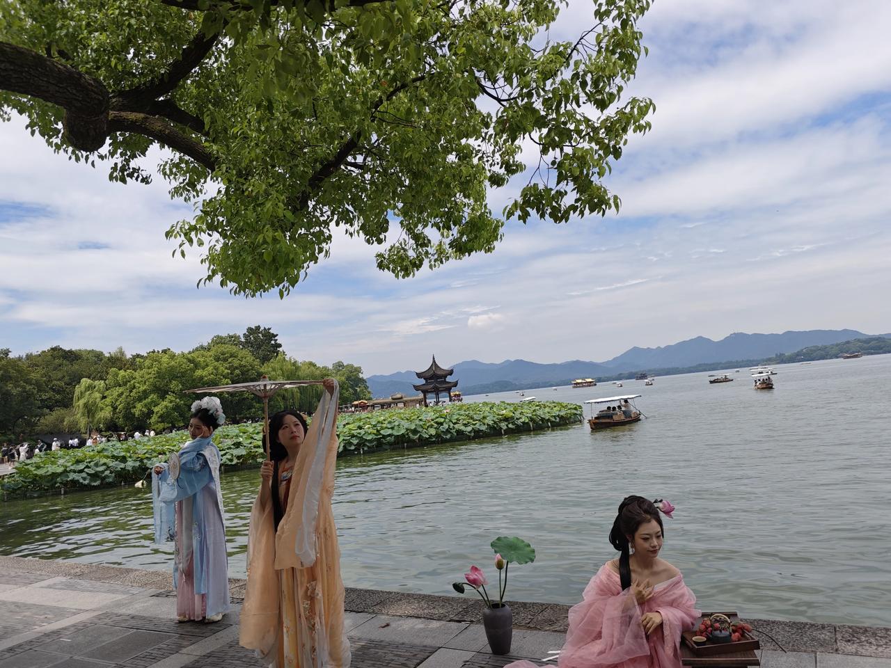 杭州西湖不但风景如画，还有穿汉服的美女小姐姐，我在西湖集贤亭最喜欢拍摄穿汉服的少