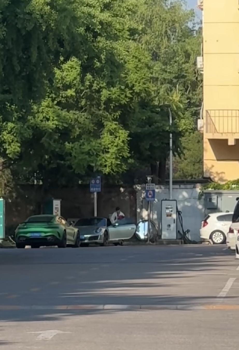 王曼昱今日下训，独自驾驶自己的私车由体总运动员公寓返家。
一条曼昱在体总运动员公