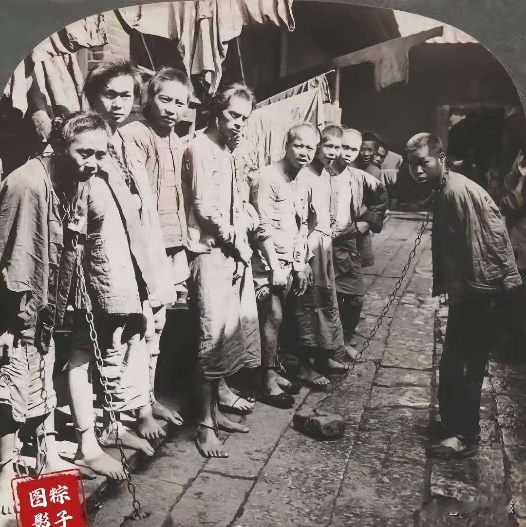 这些光着脚丫、带着链锁的人，就是当年的义和团，他们都非常的年轻，这是他们即将被处