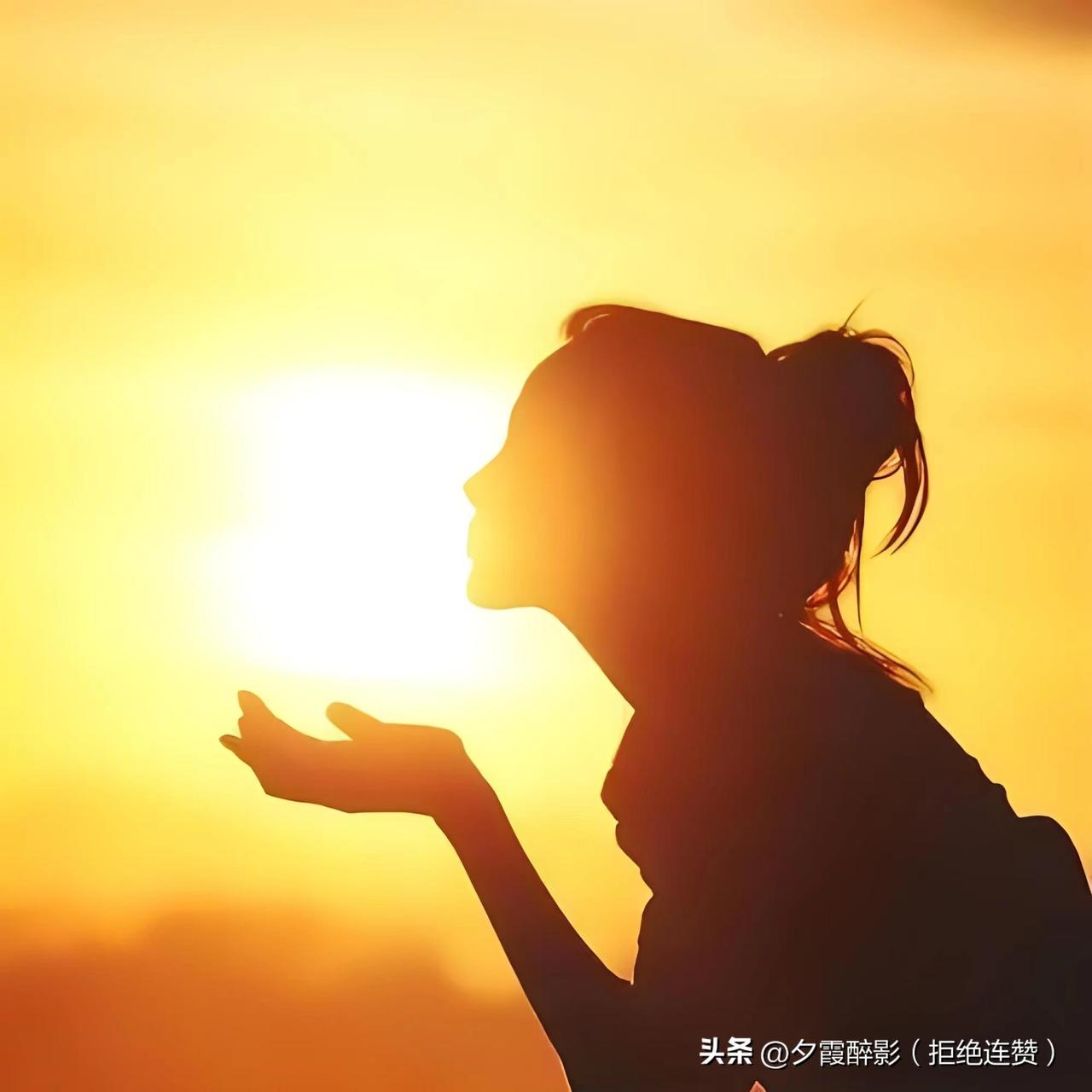 一个女人最好的底牌，
不是聪明，不是学历，也不是外貌。
而是刻在骨子里的清醒、独