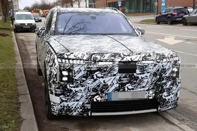 劳斯莱斯也来卷电动SUV了！最近谍照摄影师在慕尼黑街头拍到一台伪装车，目标直指宾