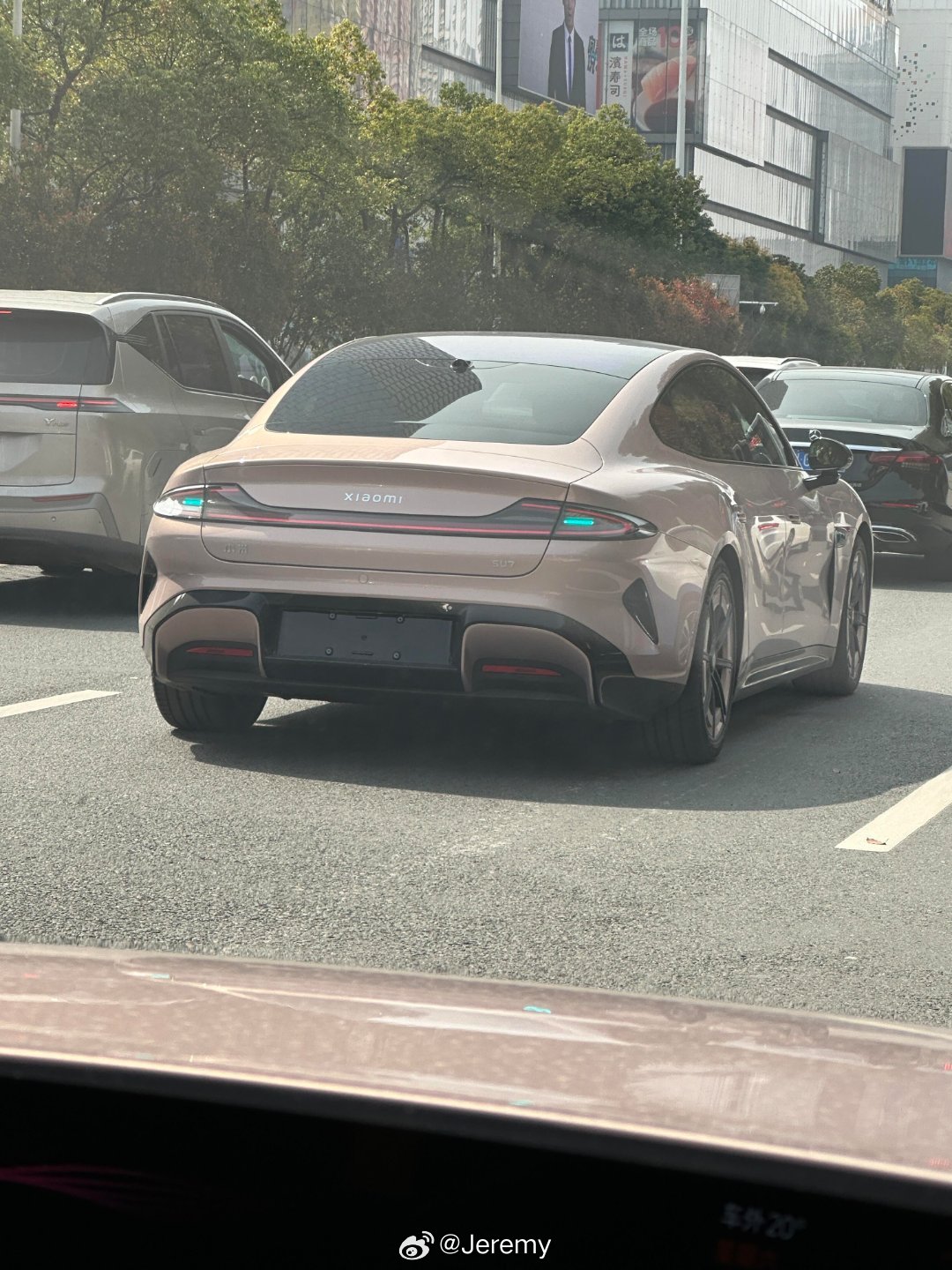 新款小米SU7 也有小蓝灯啦？这个小蓝灯的位置选得不错，既能起到提醒作用，看着又