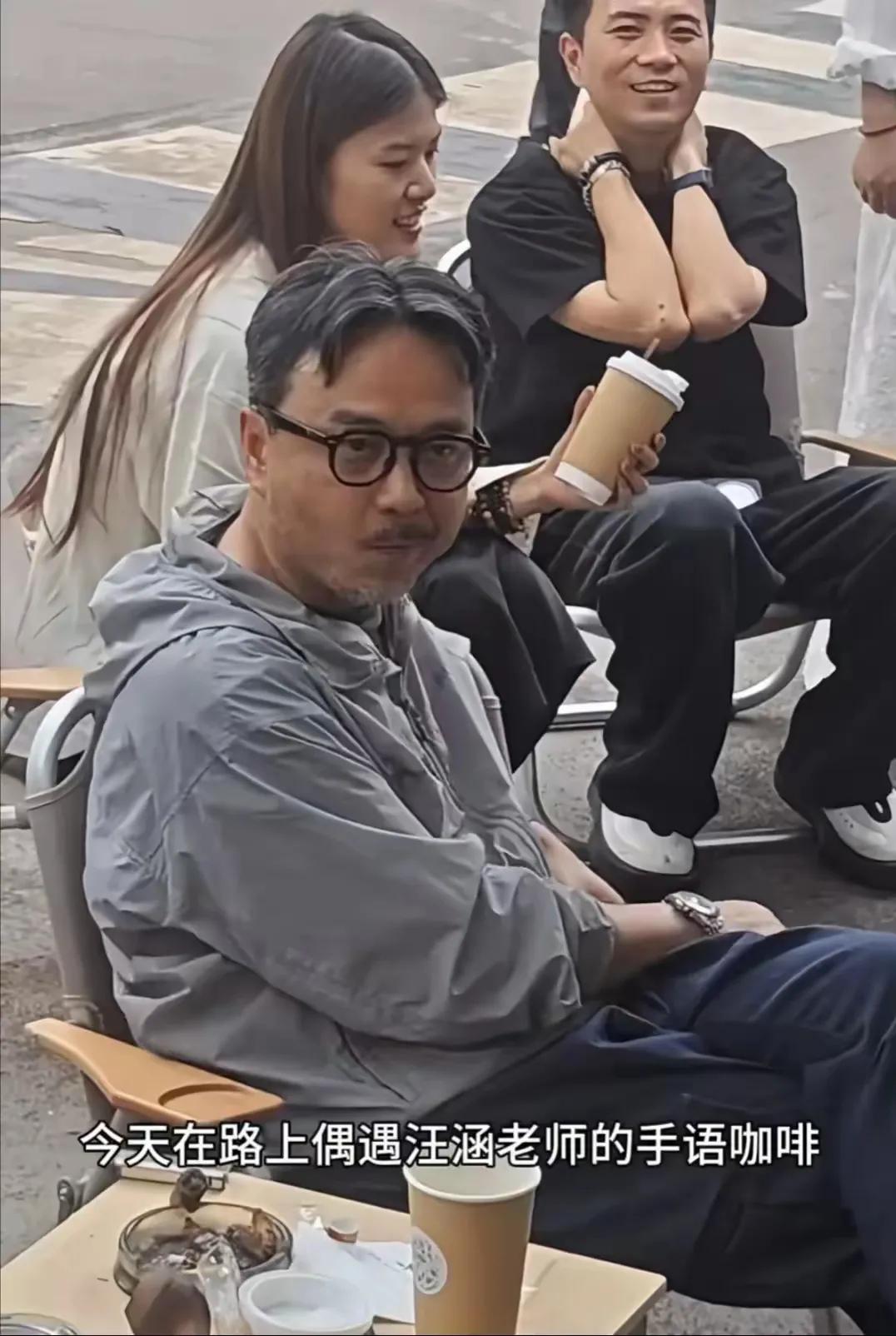 51岁的汪涵，最近在长沙被网友偶遇。
看到网友发出的视频，不得不感慨，汪涵真的老