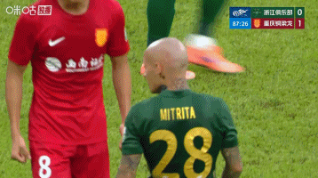 李镇全走在米特里策身前还面带微笑，表达着善意，可米特里策却从后面紧紧再次长时间的