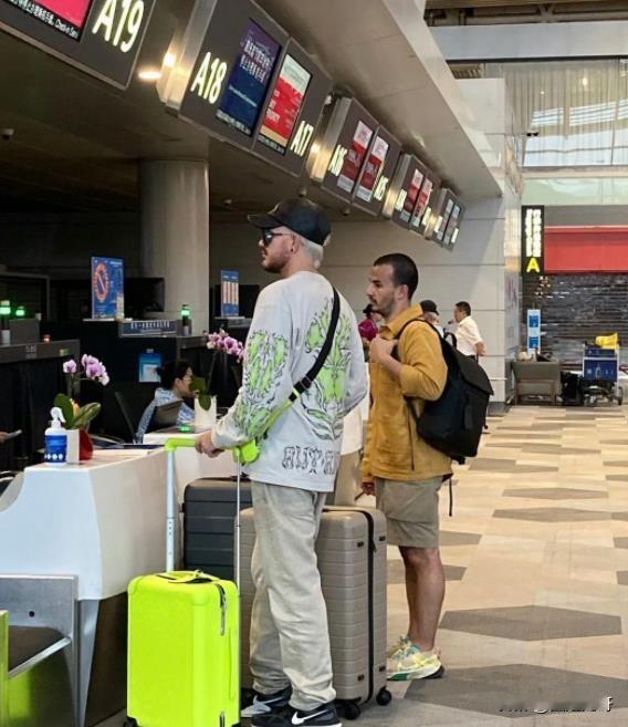 这就走了？亚当踢馆《歌手2024》直冲热搜榜，隔天就在回国的机场被网友偶遇，这走