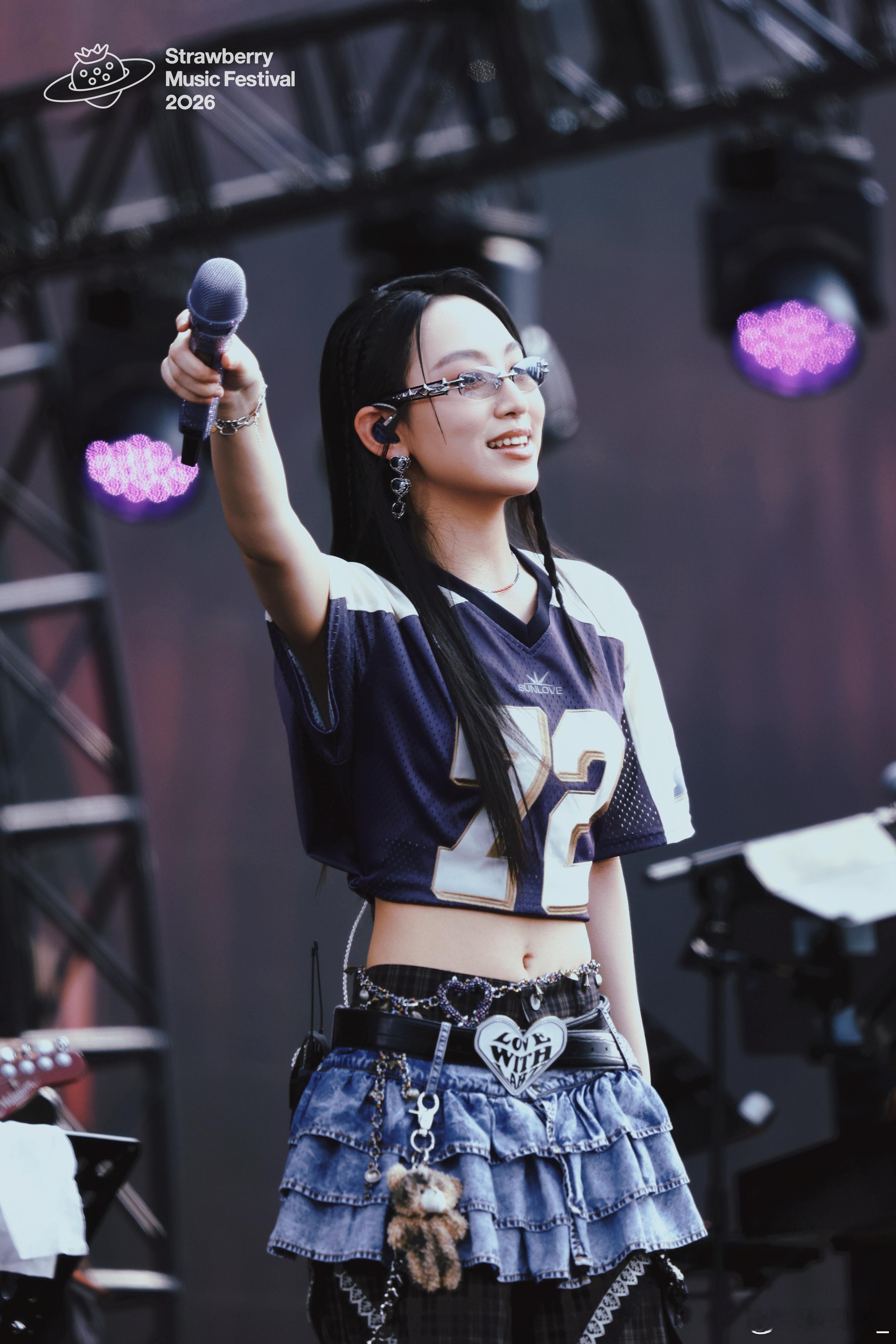 炎明熹再来芒果才21岁歌手2026时隔四年再踏芒果舞台，21岁的炎明熹褪去早年稚