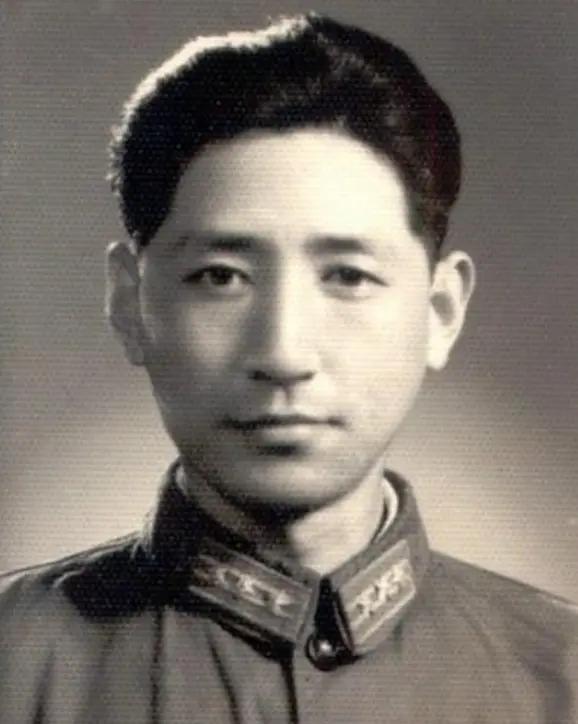 李树楷：男，1940.4出生，汉；1963年武汉测绘科技大学航空摄影测量专业毕业