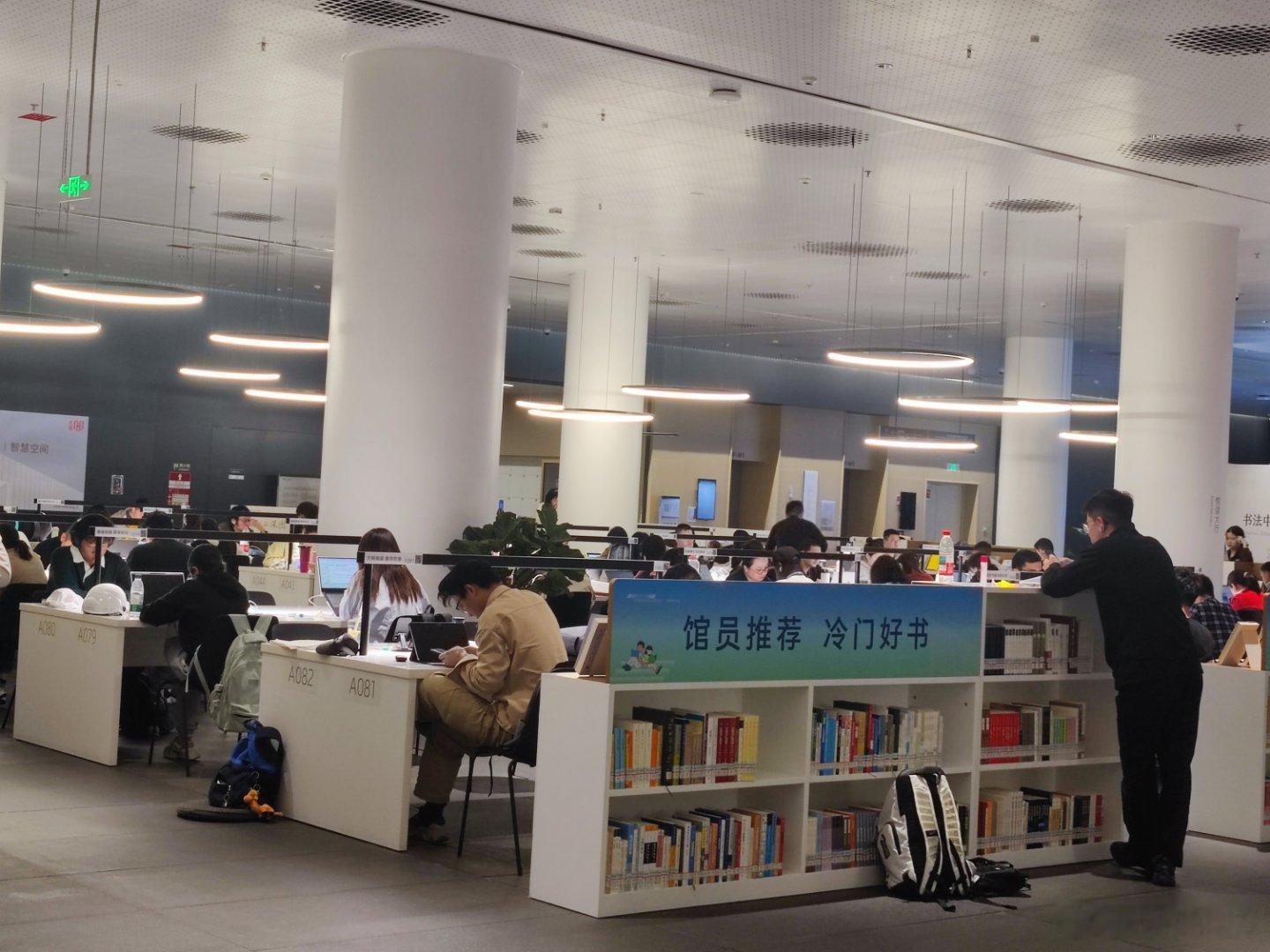 晚上好多人在这里上自习 