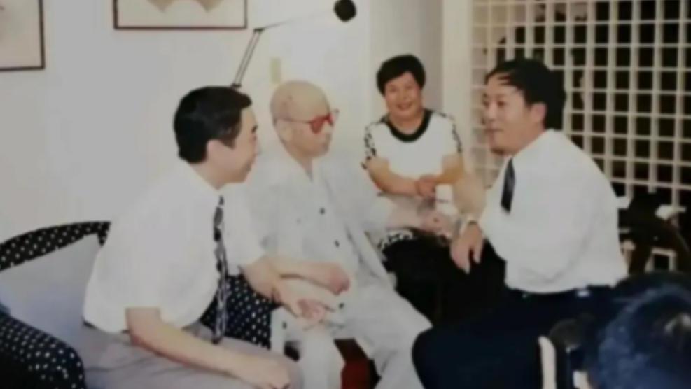 1993年台湾，冯巩拜访92岁张学良。张学良一见冯巩竟然惊讶得说不出话来。 
 