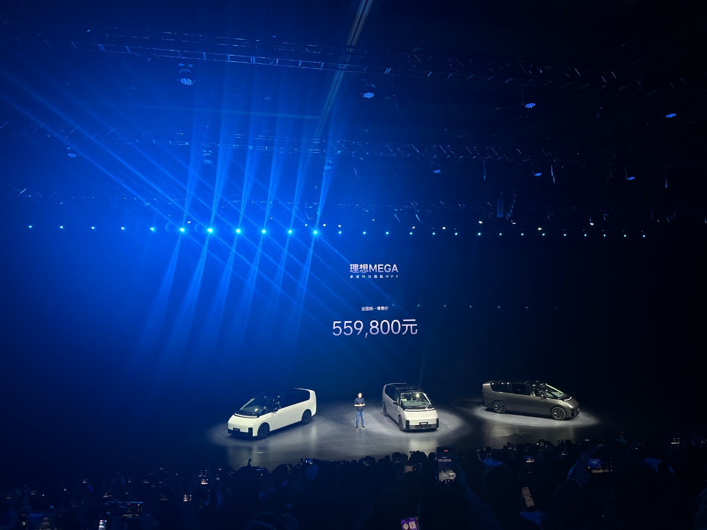 理想MEGA售价出来了，55.98万。意料之中的价格，你觉得这车一个月能卖多少辆
