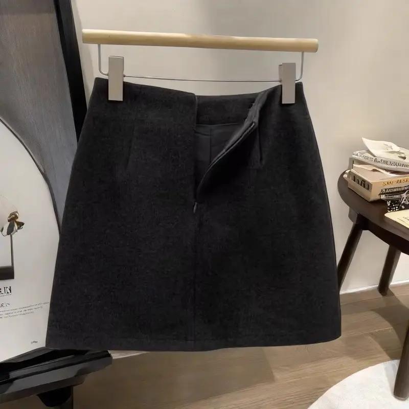 胖mm选半身裙，这几点不能忽略 这款2025年春款毛呢半身裙适合通勤场景。面料含