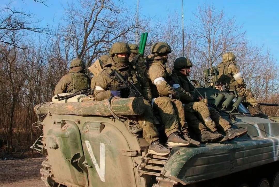 俄军开始对乌克兰东北部的哈尔科夫州发起装甲地面进攻。外界分析，此举有两个目的，一