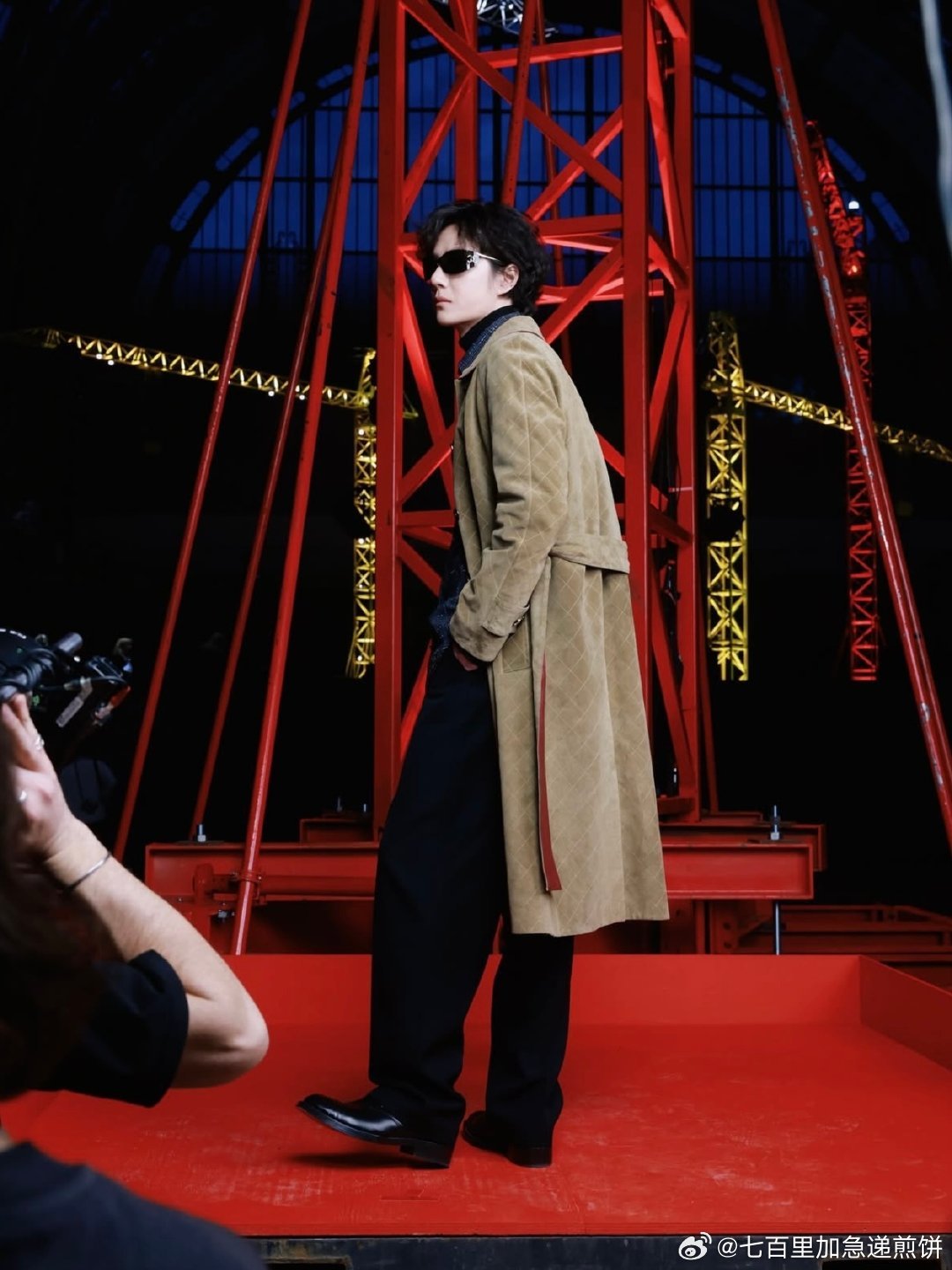 王一博亮相巴黎时装周Chanel大秀 