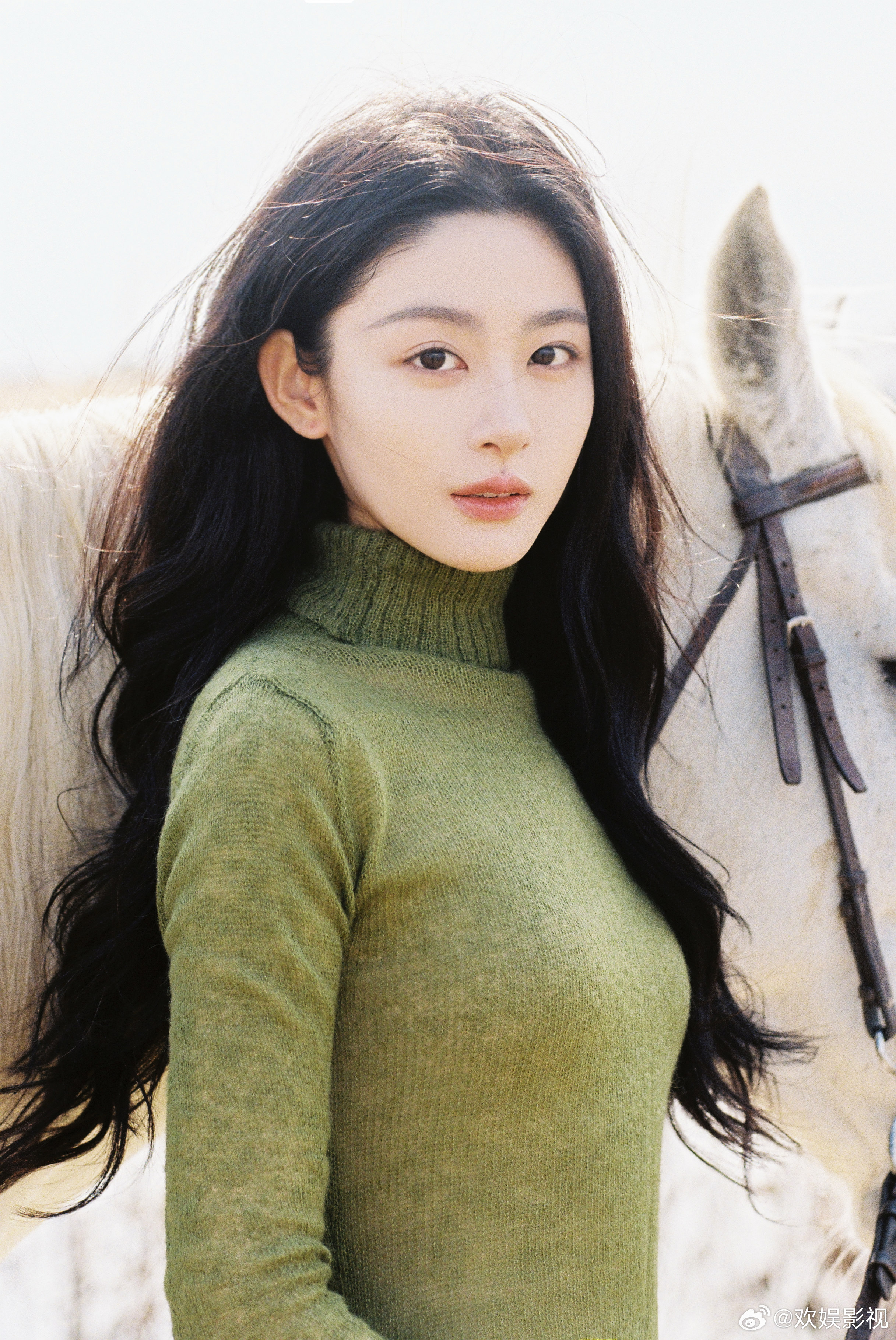 青原漫步，随闲云同憩。欢娱影视演员春日写真今日释出。 