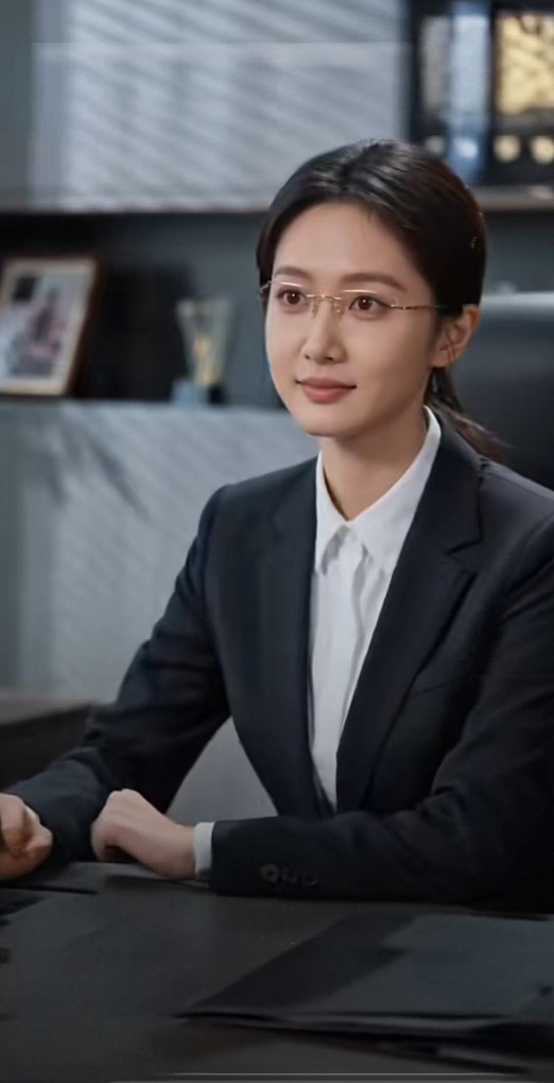 对我来说，让人生醒悟的一句话是“不要试图去改变别人，也不要指望谁来拯救你”。
