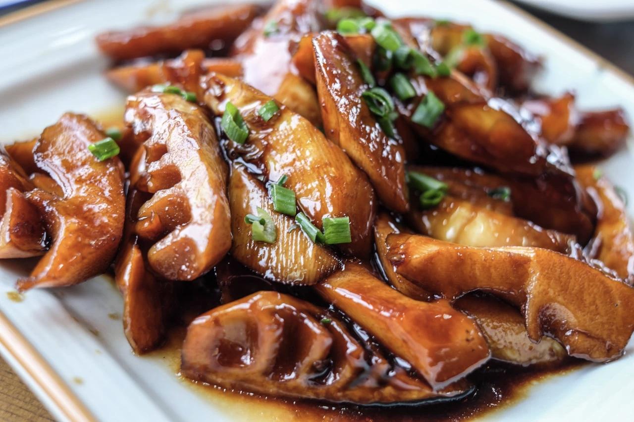 今日惊蛰，又到了春笋上市的时节了。现在这个季节，是春笋最鲜嫩的时候。浙江人的餐桌