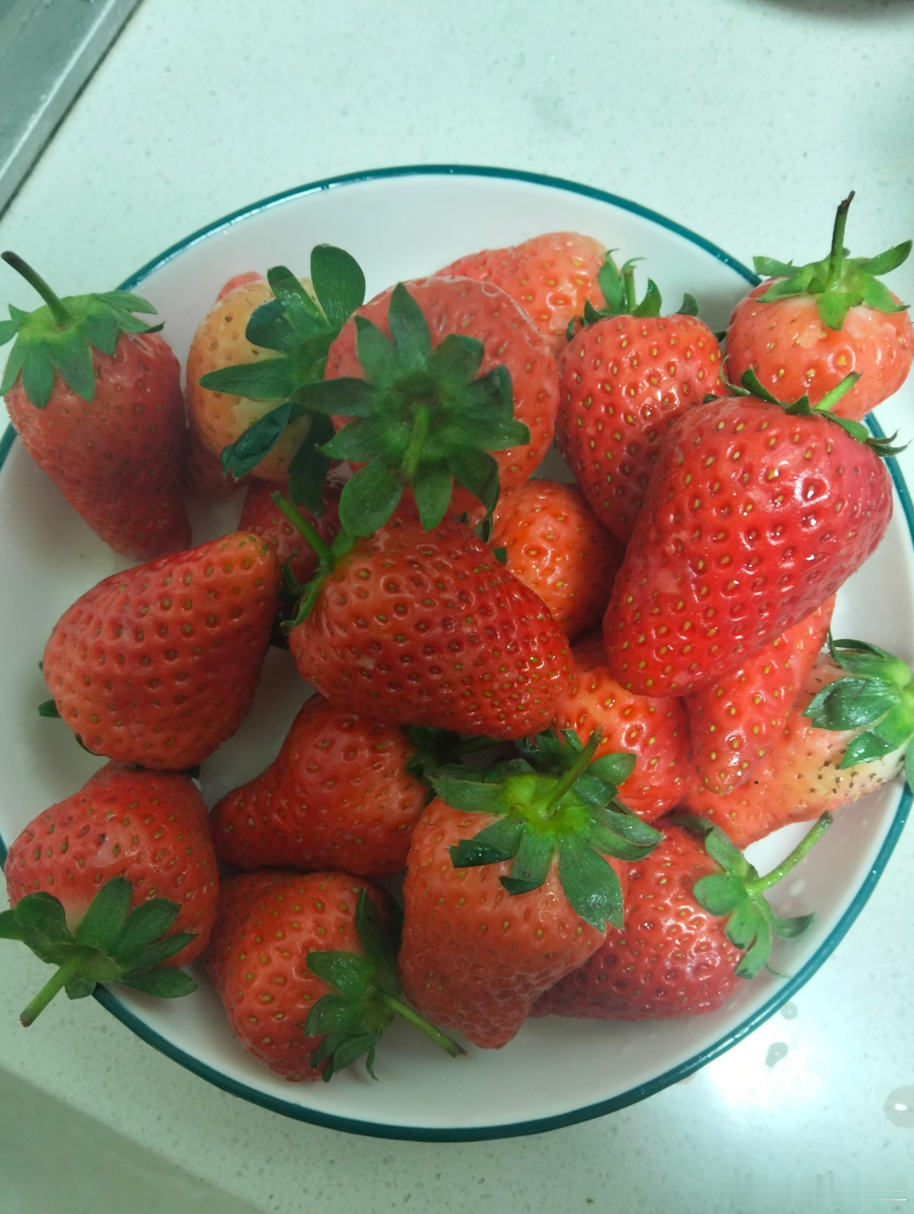 吃个草莓🍓，但还是觉得丹东的那位草莓🍓最甜 