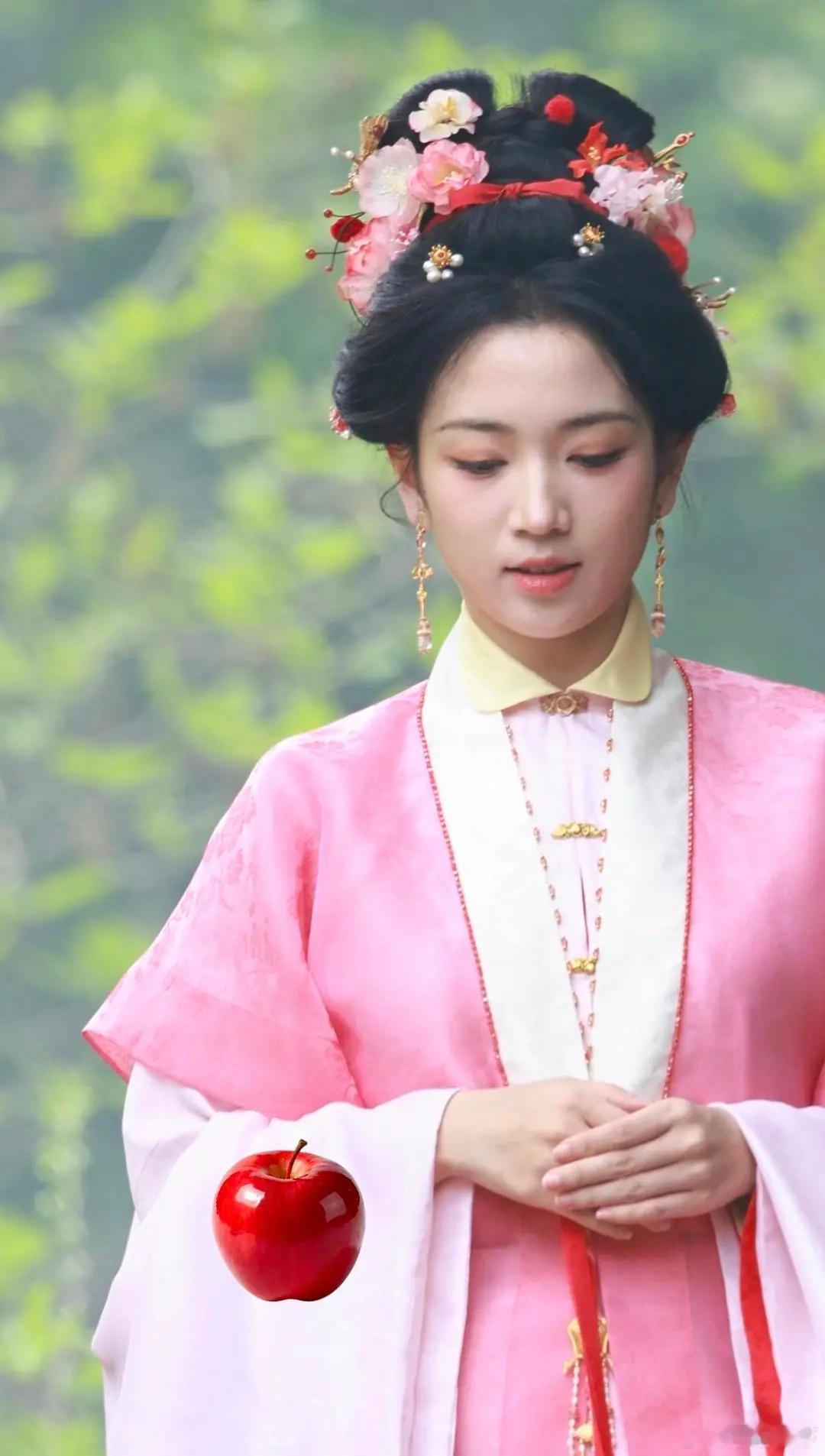 生图更差了，这服装颜色质感很像那种用来包老式糕点的彩色纸，比有些短剧还不如 