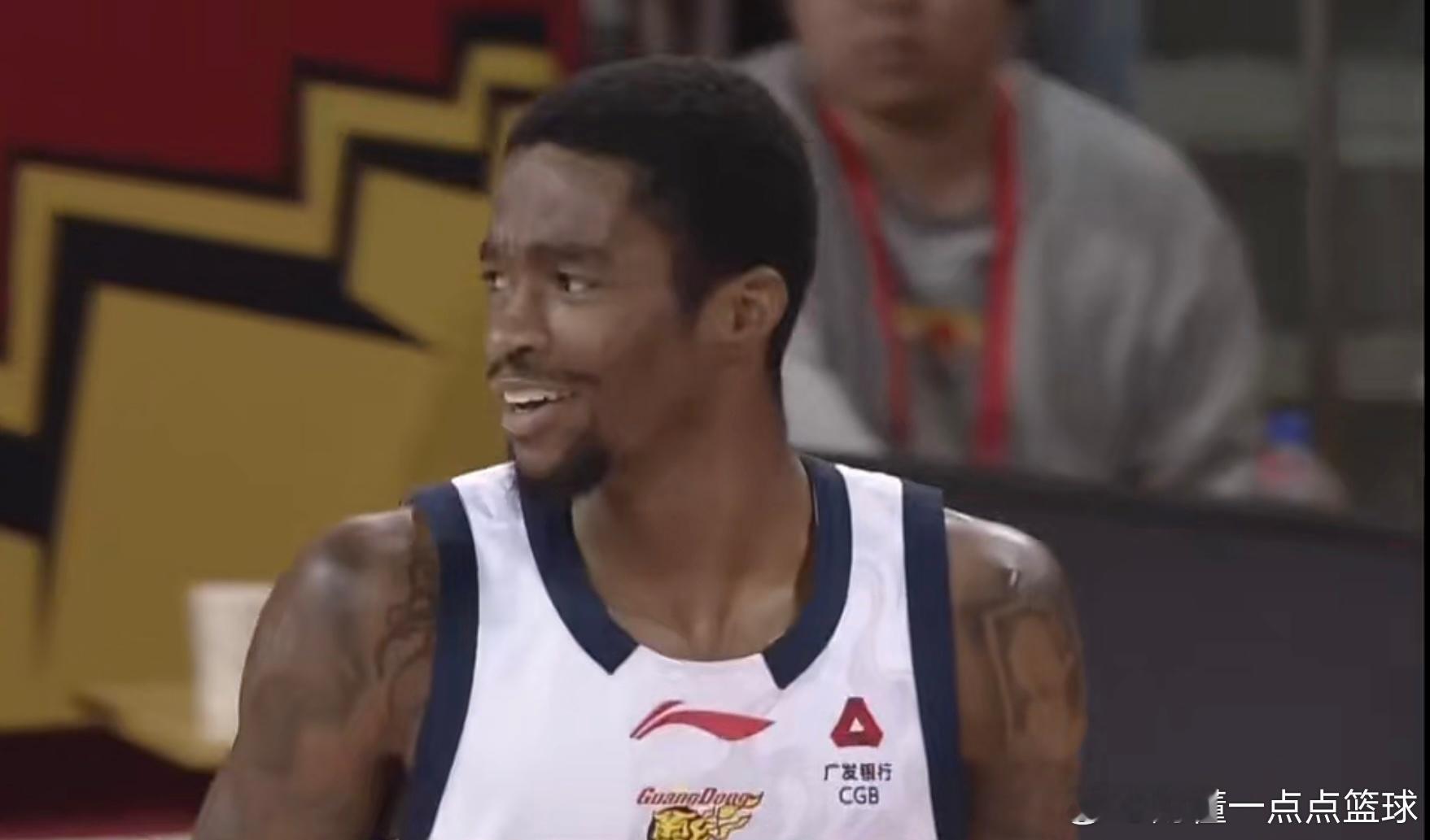 随着终场哨响，广东宏远以119-98的比分21分大胜吉林男篮，用一场酣畅淋漓的胜