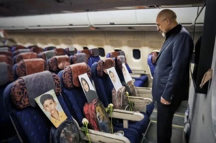 伊朗谈判代表团专机上的一幕，看哭了全世界！168名米纳布小学的女童，在美以空袭中