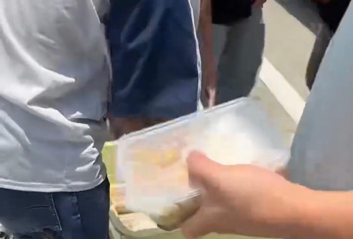 【玉林一地坐大巴车去广东有免费盒饭吃】近日，网友分享：玉林市一地乘坐的大巴车去广