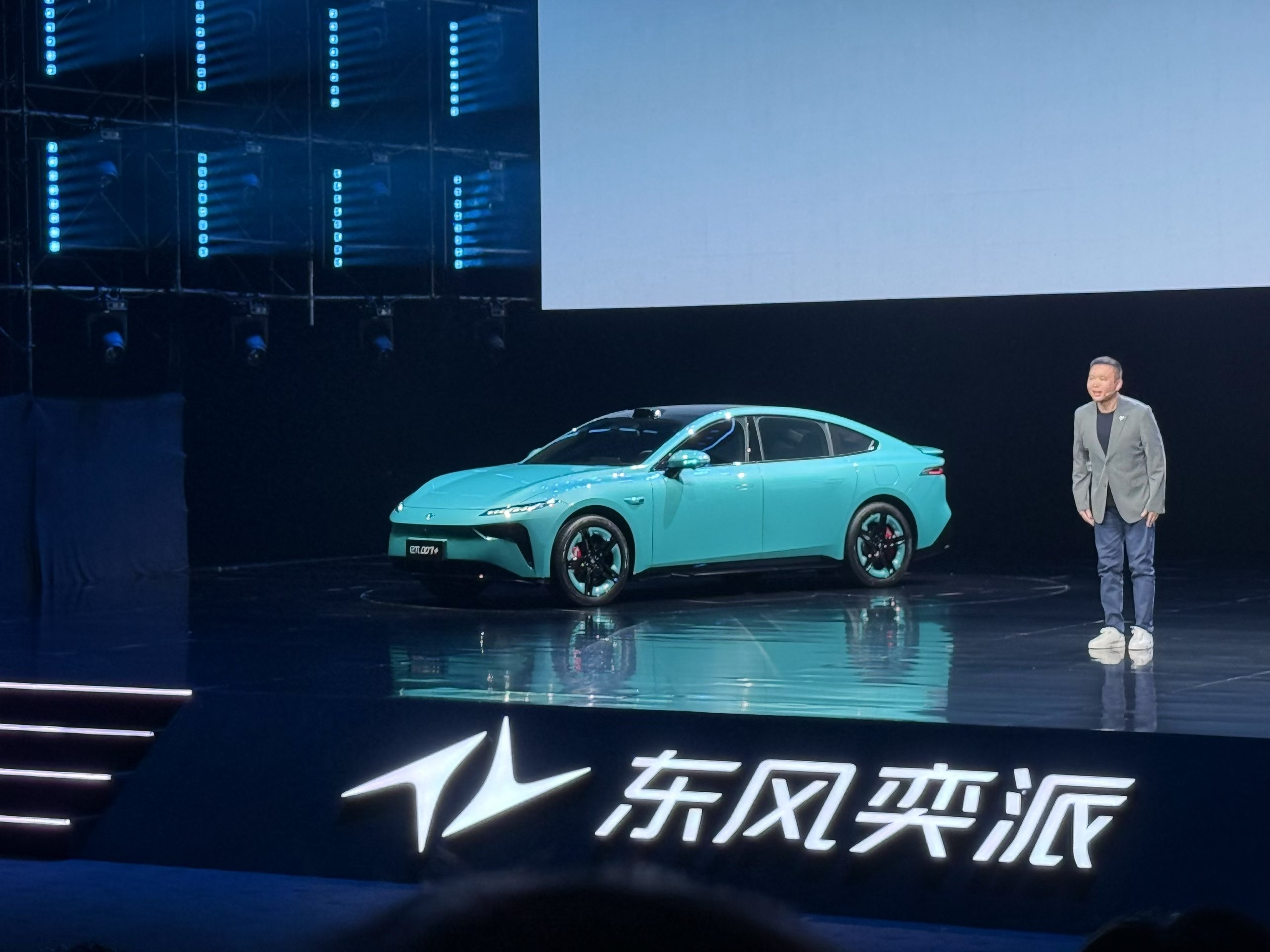 当它同时亮出四驱、3.7秒破百、全系激光雷达、CDC电磁悬架和骁龙8295芯片五