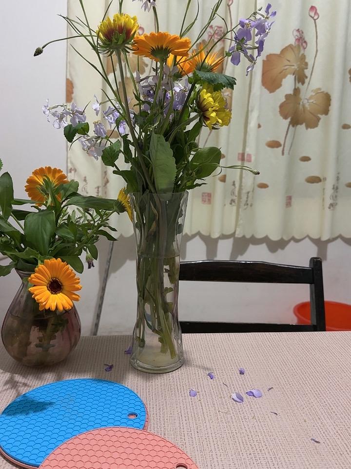 这是我使用了几十年的餐桌，原本只是一张枣红色的小方桌，木板缝隙处的油漆已经有点脱