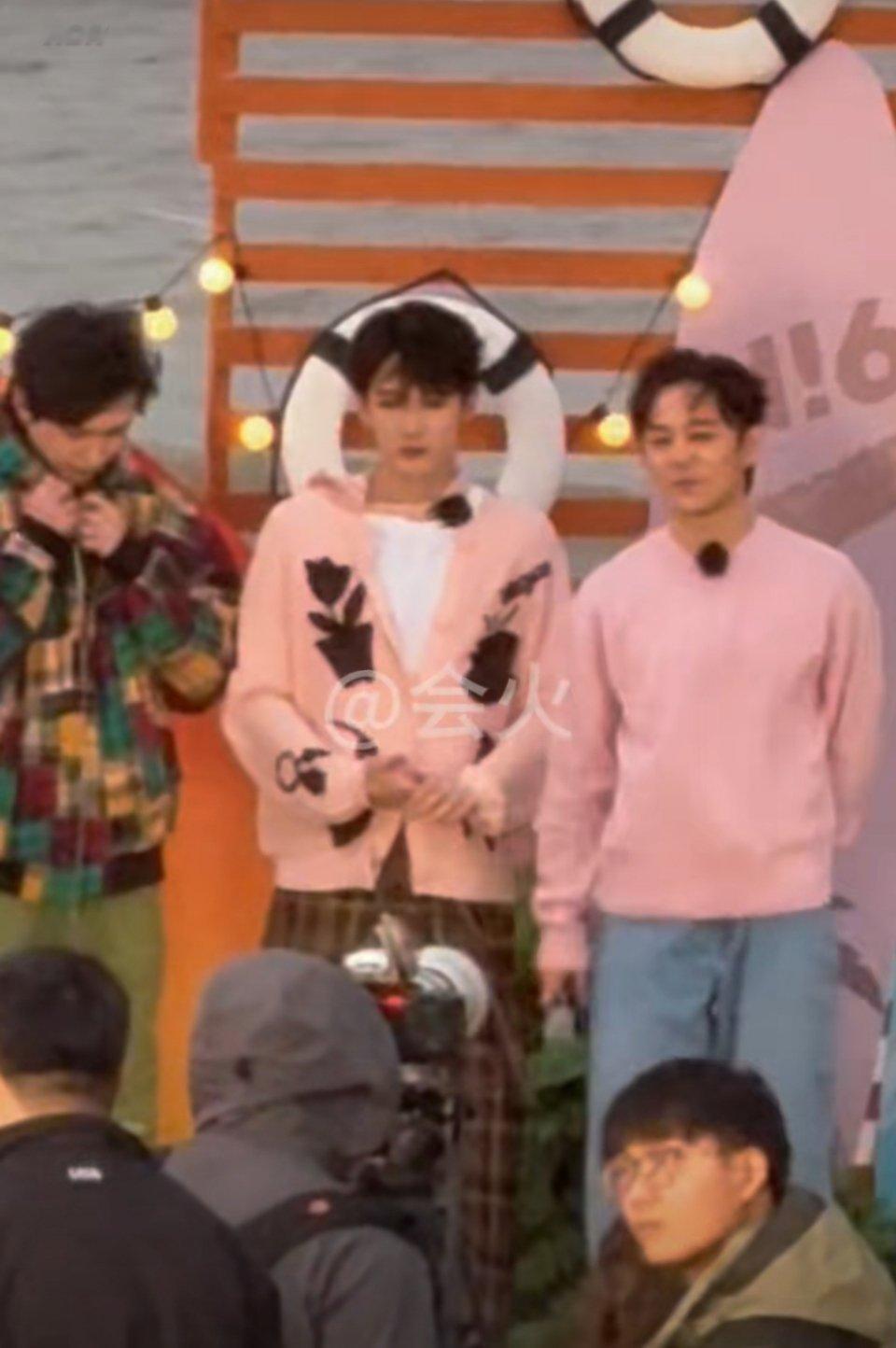 檀健次塞暖宝宝给丁程鑫  是最好的大哥，看到弟弟冷的缩脖子，立马把暖宝宝给他，细