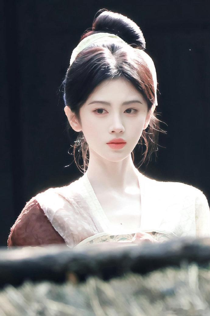 鞠婧祎万花世界新造型路透 鞠婧祎万花世界古装路透，这部剧每次的路透都好美啊！鞠婧