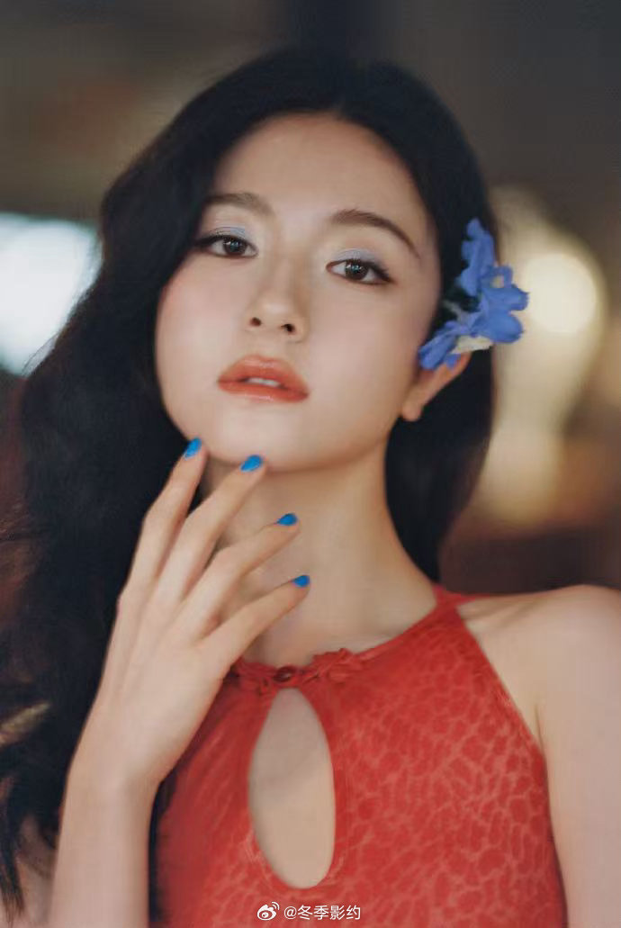 李兰迪老月份牌画报女郎 这组照片拍得真好，把她的温婉和复古感全放大了。红裙配卷发
