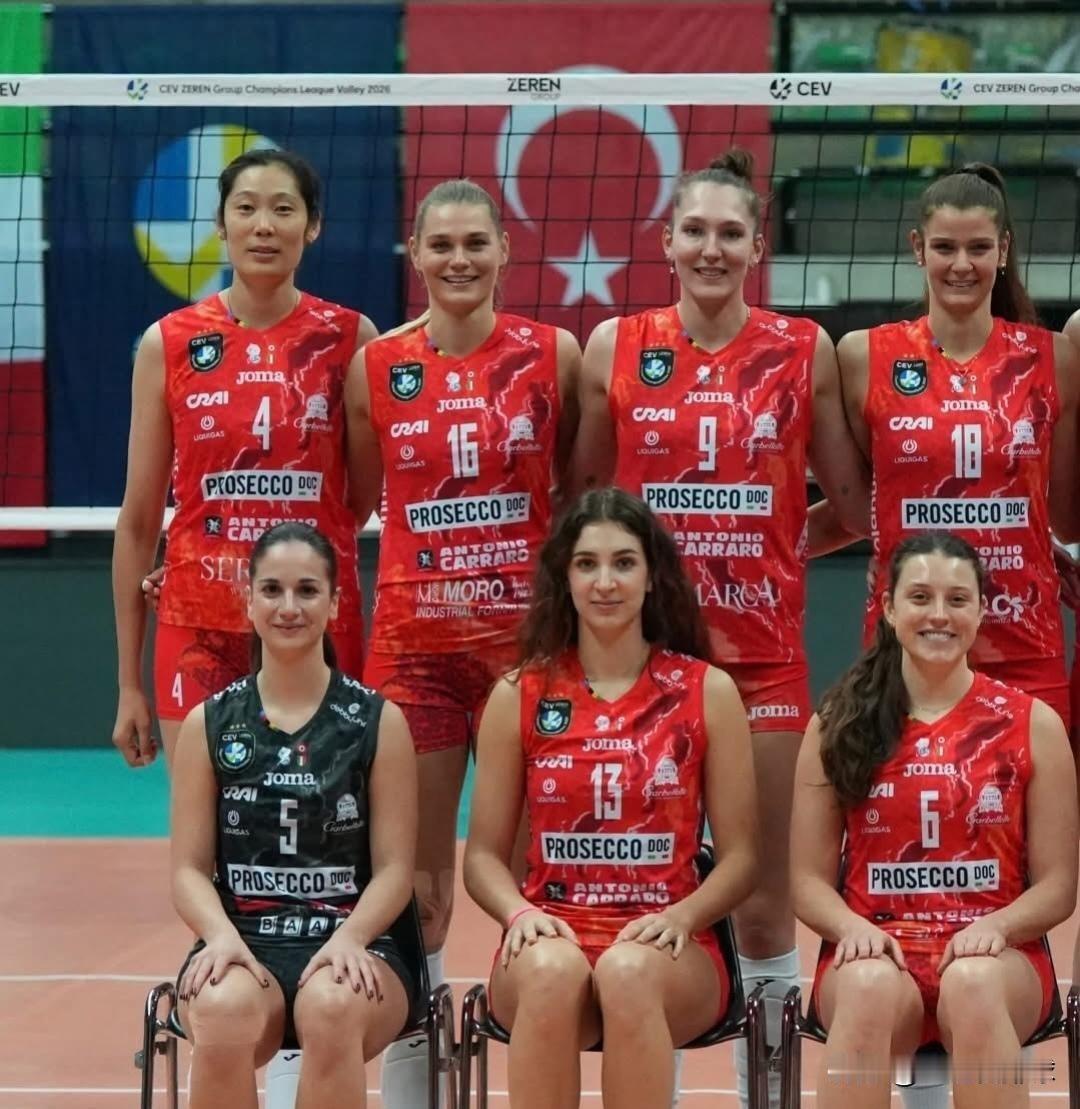 哇咔咔！朱婷已经悄悄得抵达科内。
并且昨天已经随队训练！
在迈入训练场地的时候，