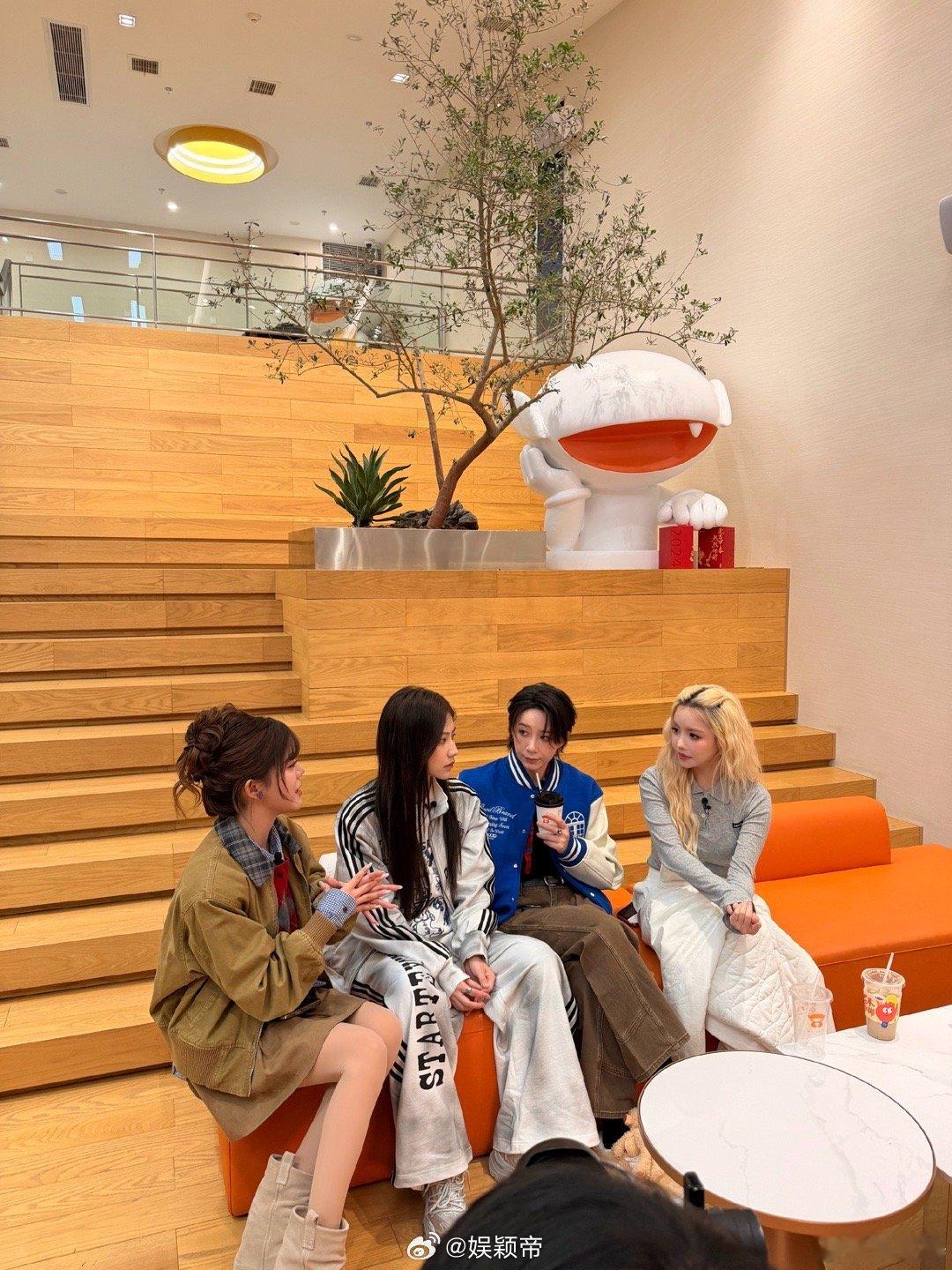 李斯丹妮袁一琦安崎在芒果当食堂阿姨 三位姐在食堂打工的样子，莫名有种“师姐带师妹