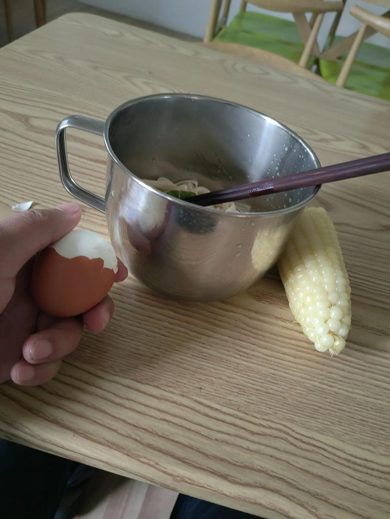 在工地食堂就餐，不知道大家有没有发现一个有趣的现象，说是一个思维习惯不如说他是一