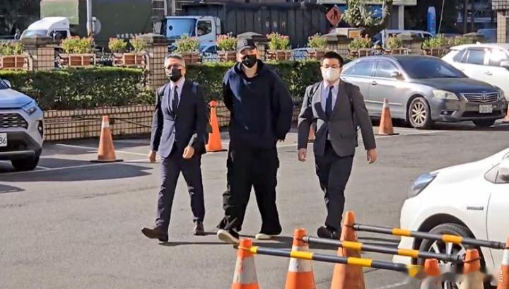 王大陆和女友出庭 据台媒，艺人王大陆深陷逃兵案官司，还为帮女友阙沐轩讨债，通过黑