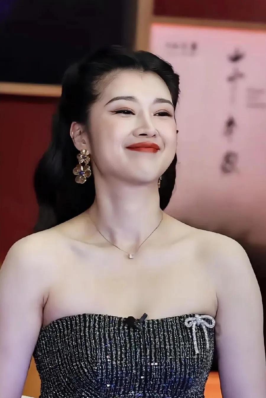 网友说：“奚望没看上继父的儿子刘思博，是因为刘思博没有爸爸刘之冰帅气”。

其实