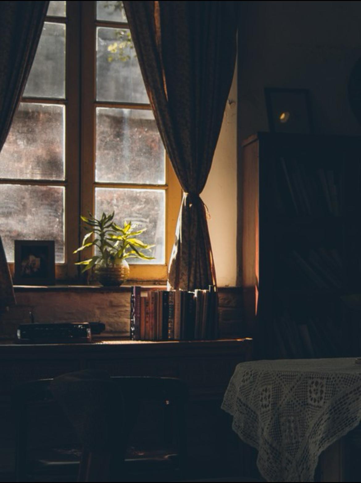 人到中年才明白：沉默，真的是最好的自保。
以前遇到委屈总想解释，遇到不公总想争辩